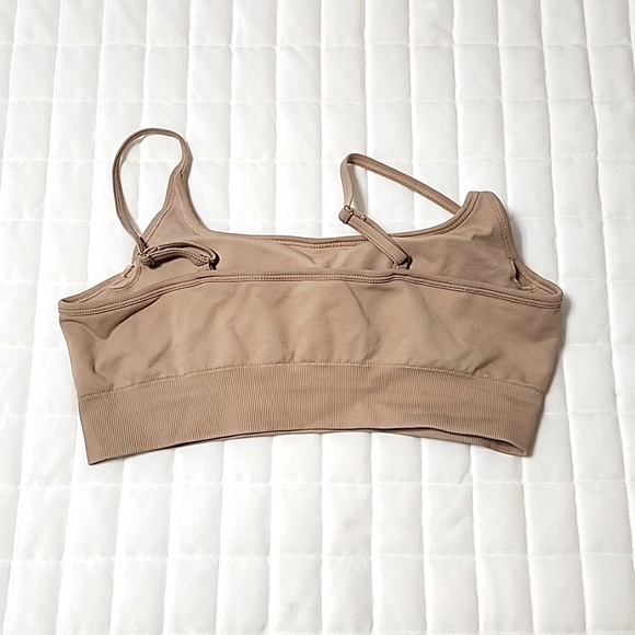 Curves and Combat Boots Seamless Contour Sports Bra in Shell - Picture 2 of 3